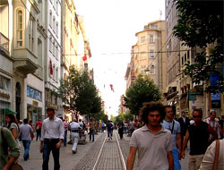 İstiklalde turistin başına taş düştü