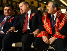 Erdoğanın elini sıktığı sürpriz isim