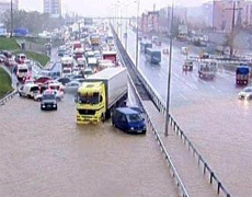 İstanbulda araçları yine sel aldı