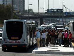 Metrobüsler kafa kafaya tokuştu